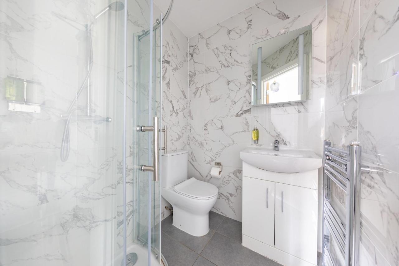 לונדון Functional Budget Stay With Wi-Fi And Laundry Facilities Near Tube Station מראה חיצוני תמונה